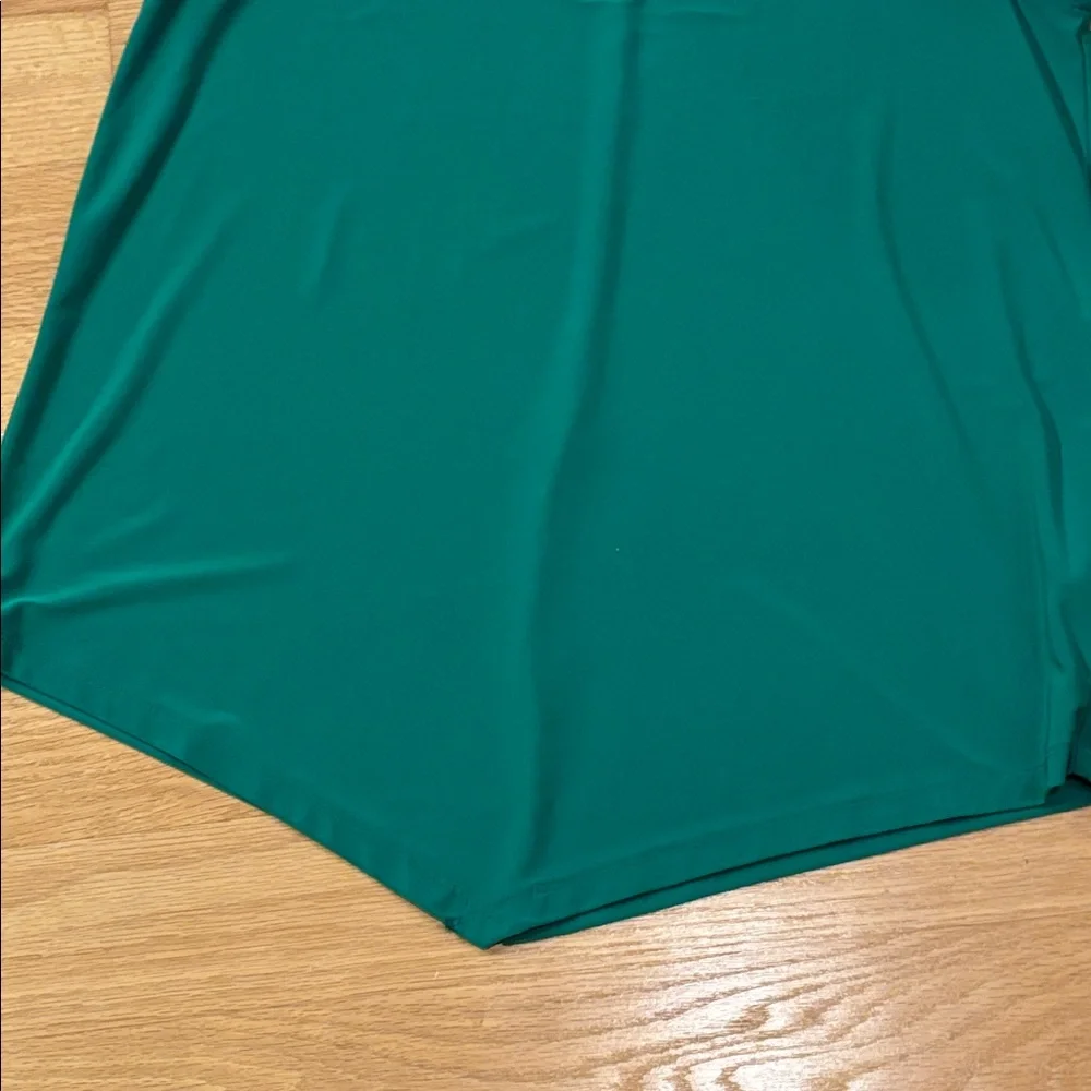 CHAUS med sleeveless blouse w/front cut out design, rear button and V bottom - Picture 5 of 5